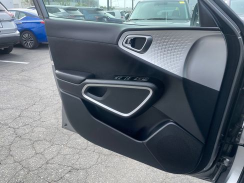 Used 2025 Kia Soul LX w/ LX Technology Package image 18
