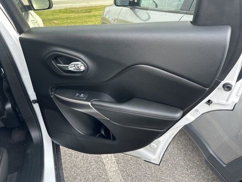 Used 2019 Jeep Cherokee Latitude Plus w/ Comfort/Convenience Group image 22