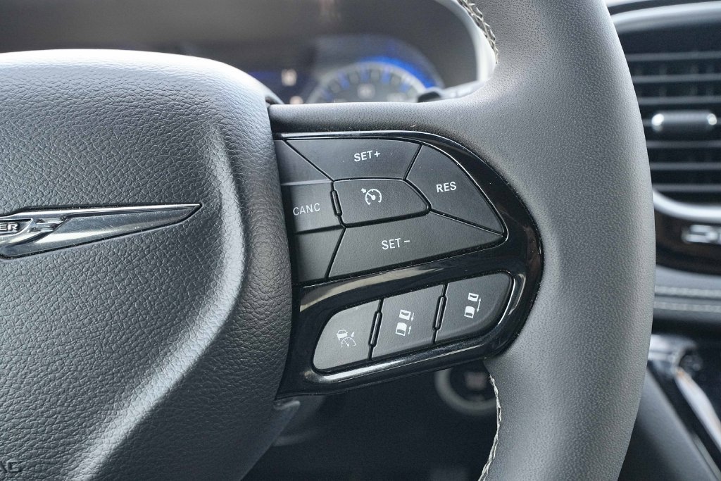 Used 2025 Chrysler Pacifica Limited FWD image 35