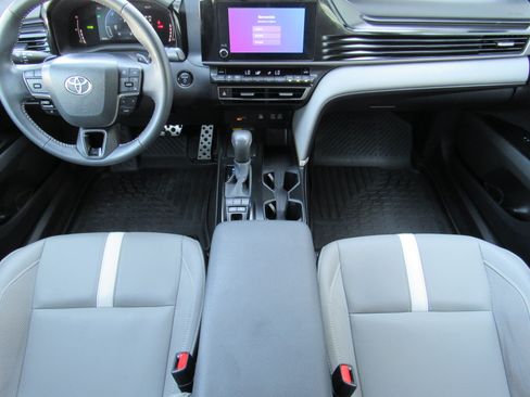 Used 2025 Toyota Camry SE FWD image 27