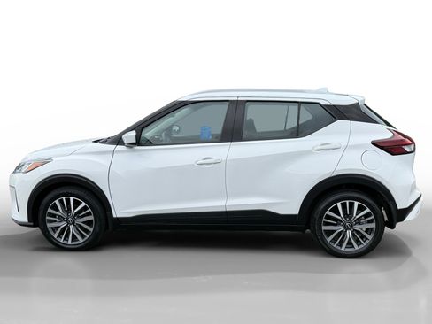 Used 2022 Nissan Kicks SV FWD image 2