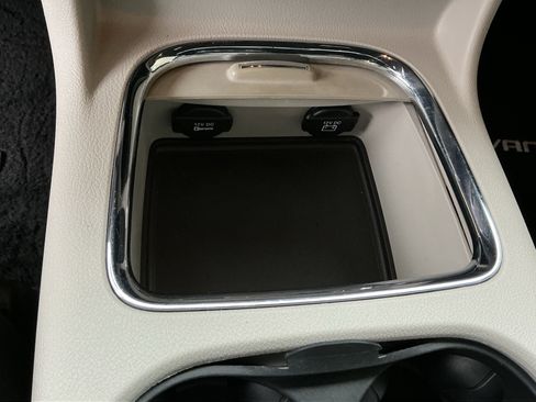 Used 2016 Dodge Grand Caravan SXT image 27