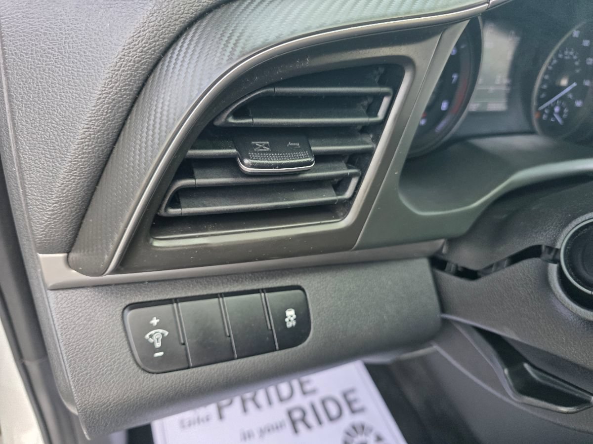 Used 2019 Hyundai Elantra SE w/ Cargo Package FWD image 12
