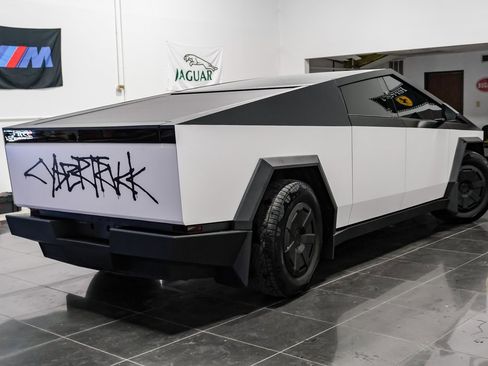 Used 2024 Tesla Cybertruck AWD Crew Cab image 10