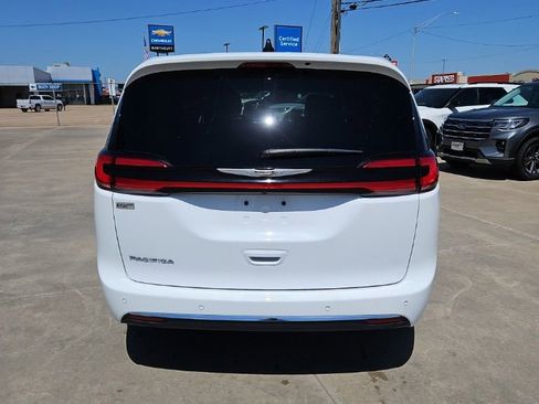 Used 2025 Chrysler Pacifica Select FWD image 5