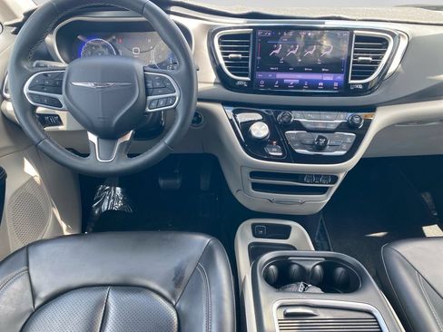 Used 2023 Chrysler Pacifica Touring-L FWD image 22