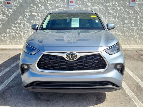Used 2022 Toyota Highlander XLE FWD image 2