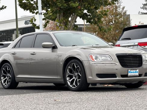 Used 2014 Chrysler 300 image 6