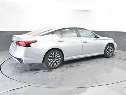 Used 2023 Nissan Altima 2.5 SV FWD image 2