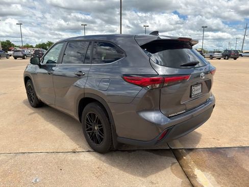 Used 2023 Toyota Highlander LE FWD image 11