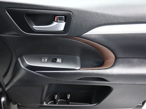 Used 2019 Toyota Highlander XLE image 56