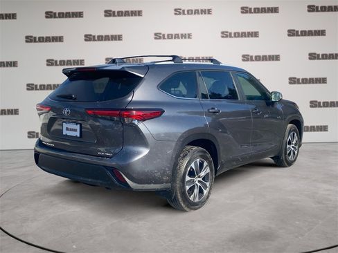 Used 2023 Toyota Highlander XLE image 5