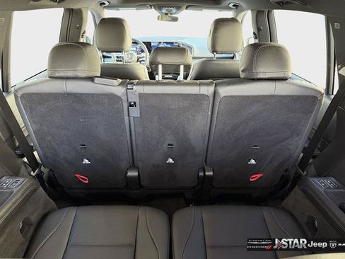 Used 2025 Mercedes-Benz GLS 450 4MATIC w/ AMG Line Exterior image 27