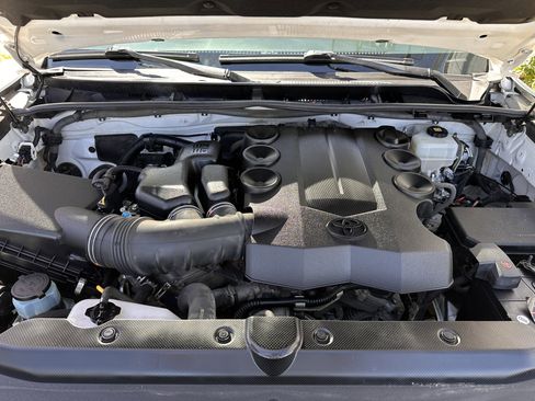 Used 2018 Toyota 4Runner SR5 AWD/4WD image 15