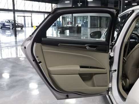 Used 2018 Ford Fusion SE w/ Fusion SE Technology Package FWD image 18
