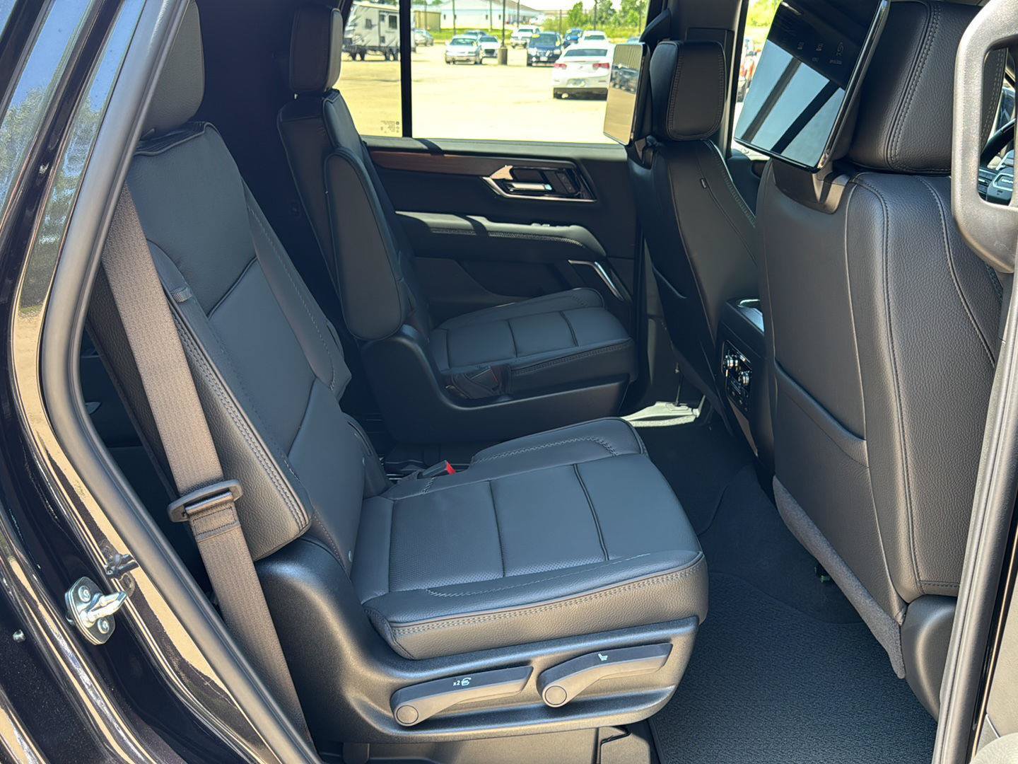 New 2026 GMC Yukon Denali w/ Denali Reserve Package AWD/4WD image 3