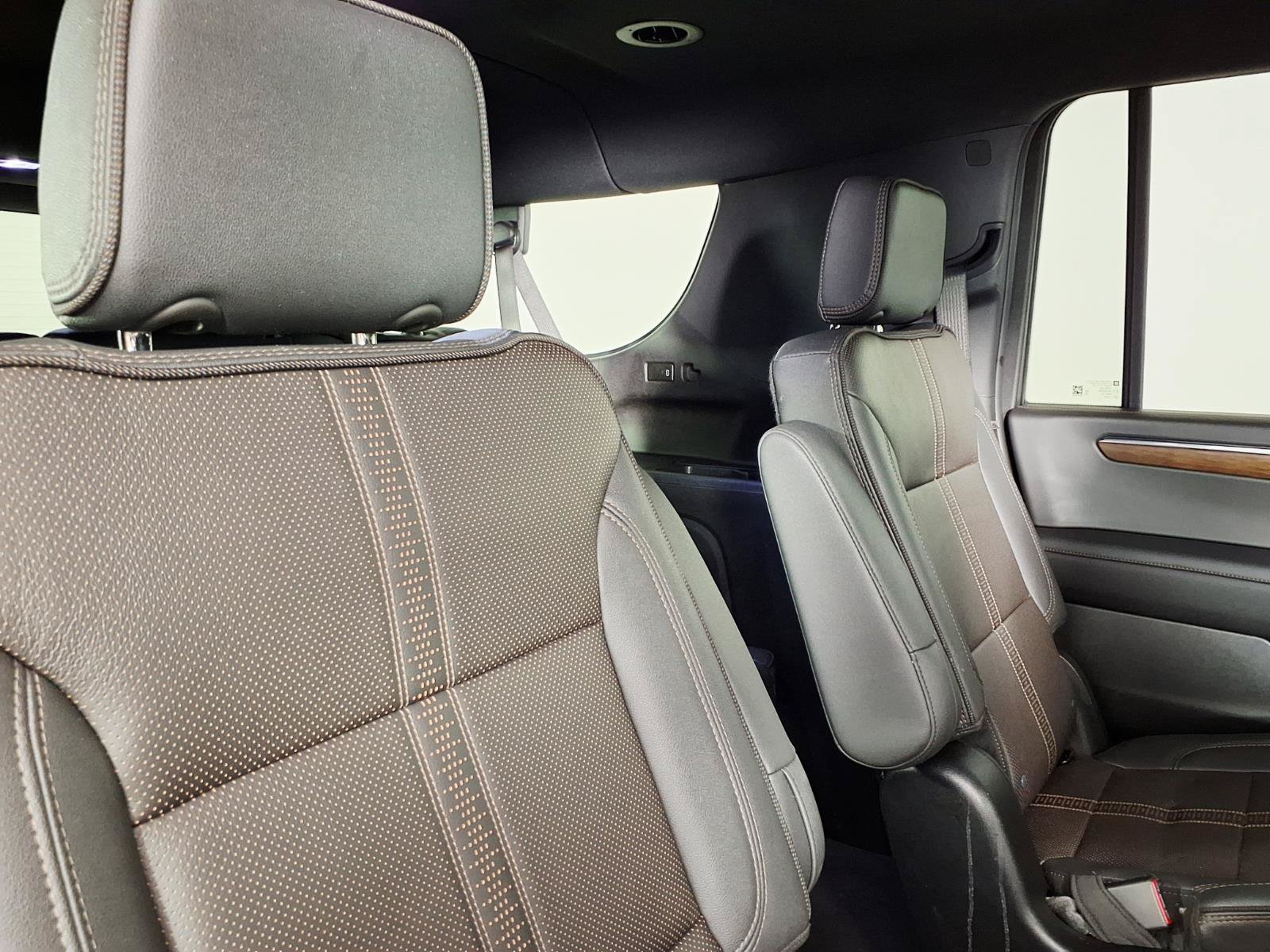 Used 2025 Chevrolet Suburban High Country AWD/4WD image 13