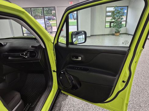 Used 2018 Jeep Renegade Altitude AWD/4WD image 21