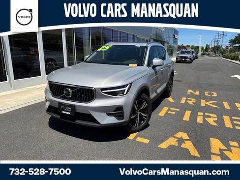 Certified 2025 Volvo XC40 B5 Core AWD/4WD image 1