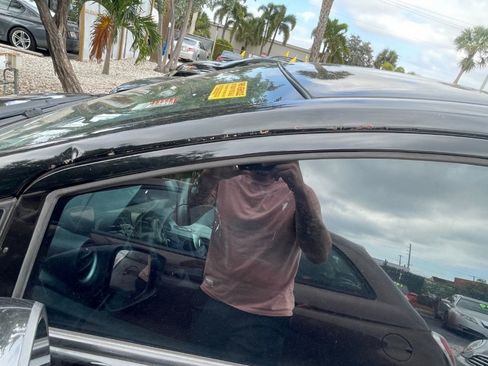 Used 2016 Nissan Versa SV image 12