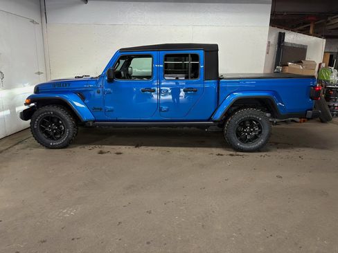 Used 2024 Jeep Gladiator Sport AWD/4WD image 6