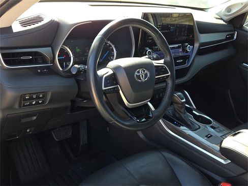 Used 2022 Toyota Highlander Limited image 18