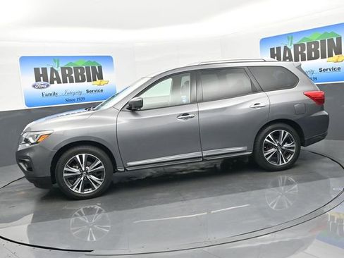 Used 2020 Nissan Pathfinder Platinum image 2