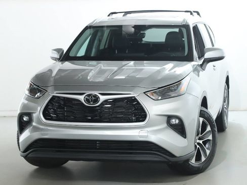 Used 2024 Toyota Highlander XLE AWD/4WD image 3
