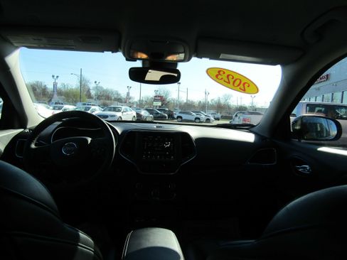 Used 2023 Jeep Cherokee Altitude Lux image 25