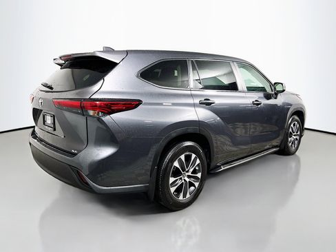 Used 2023 Toyota Highlander XLE image 4