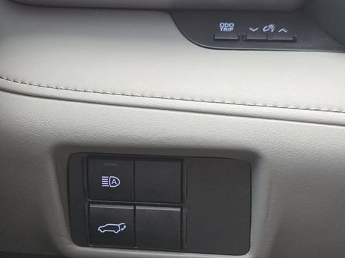 Used 2021 Toyota Highlander LE AWD/4WD image 27