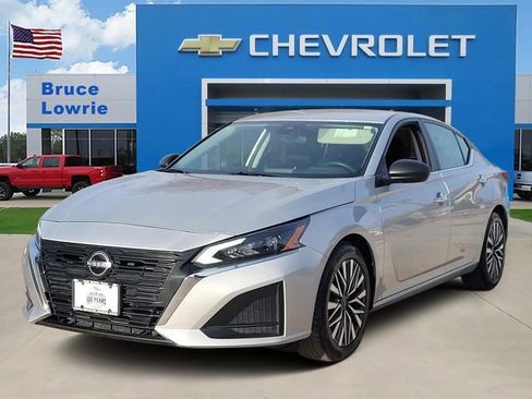 Used 2024 Nissan Altima 2.5 SV image 1