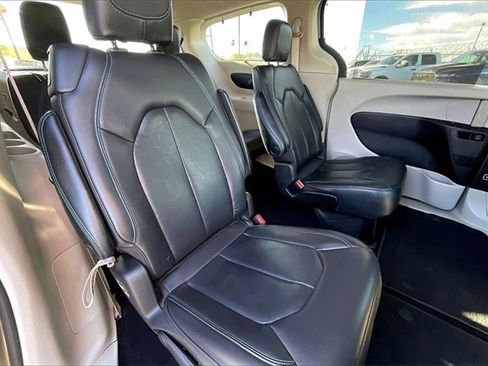 Used 2021 Chrysler Pacifica Touring-L image 28