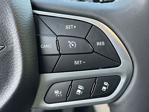 Used 2024 Chrysler Pacifica Touring-L image 25