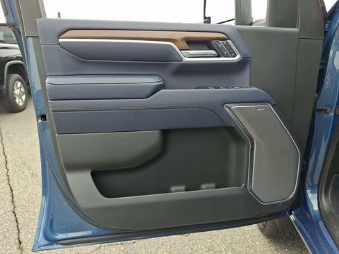 Used 2025 Chevrolet Silverado 2500 High Country w/ Technology Package image 12