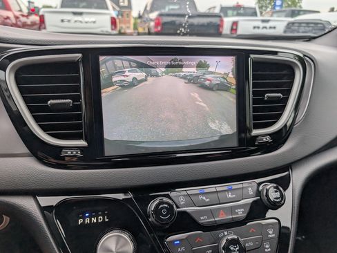 Used 2025 Chrysler Pacifica Select FWD image 28