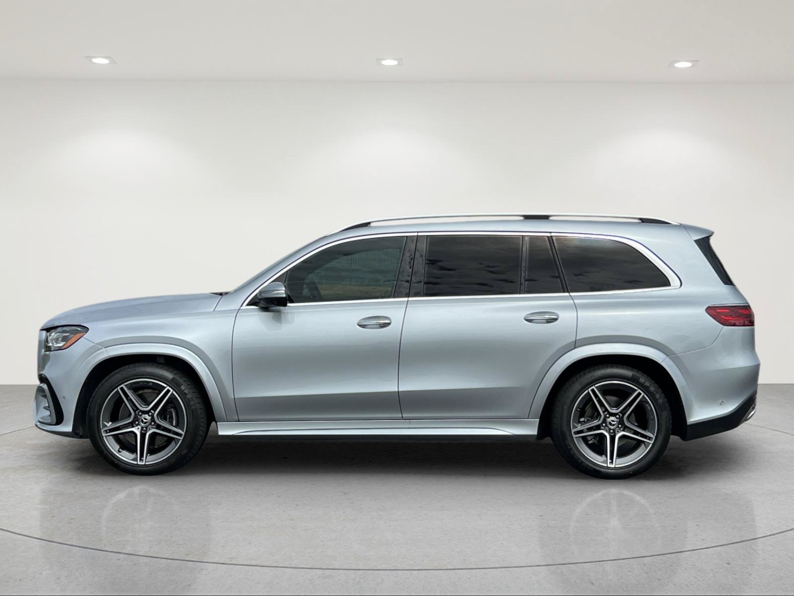 Used 2024 Mercedes-Benz GLS 450 4MATIC image 2