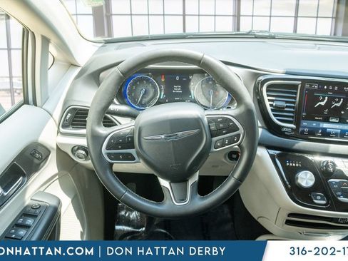 Used 2023 Chrysler Pacifica Touring-L FWD image 7