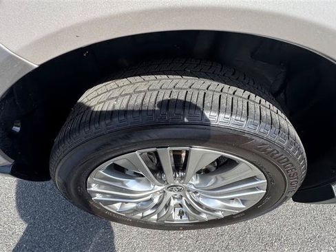 Used 2023 Toyota Venza XLE AWD/4WD image 25