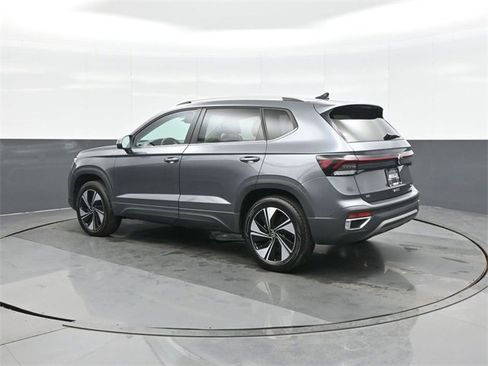 Certified 2025 Volkswagen Taos SE image 5