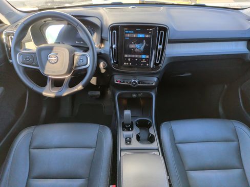 Used 2025 Volvo XC40 B5 Core image 18