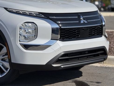 New 2025 Mitsubishi Outlander ES image 3
