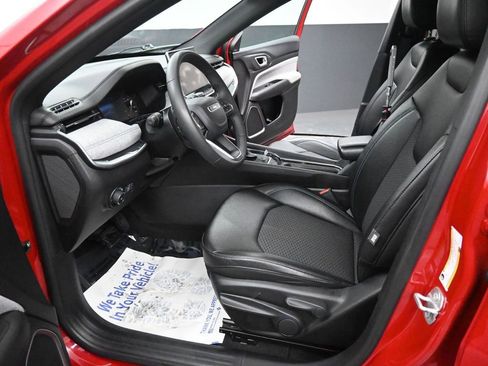 Used 2024 Jeep Compass Latitude image 29