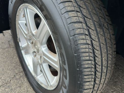 Used 2009 Chrysler Town & Country Touring image 4