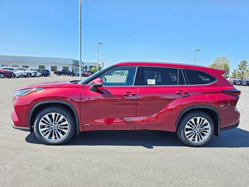 New 2026 Toyota Highlander Platinum AWD/4WD image 2