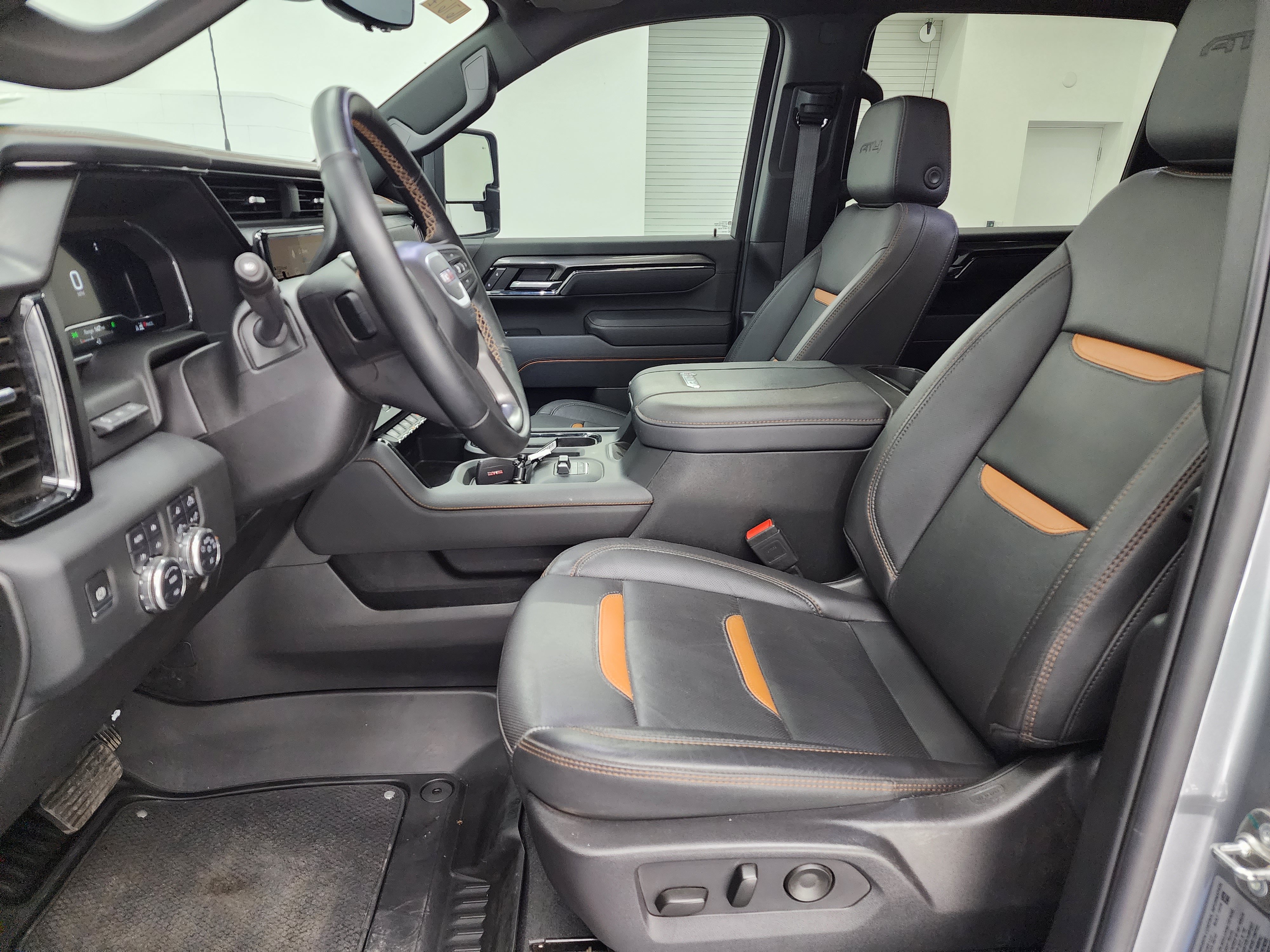Used 2025 GMC Sierra 2500 AT4 w/ AT4 Premium Plus Package AWD/4WD image 8