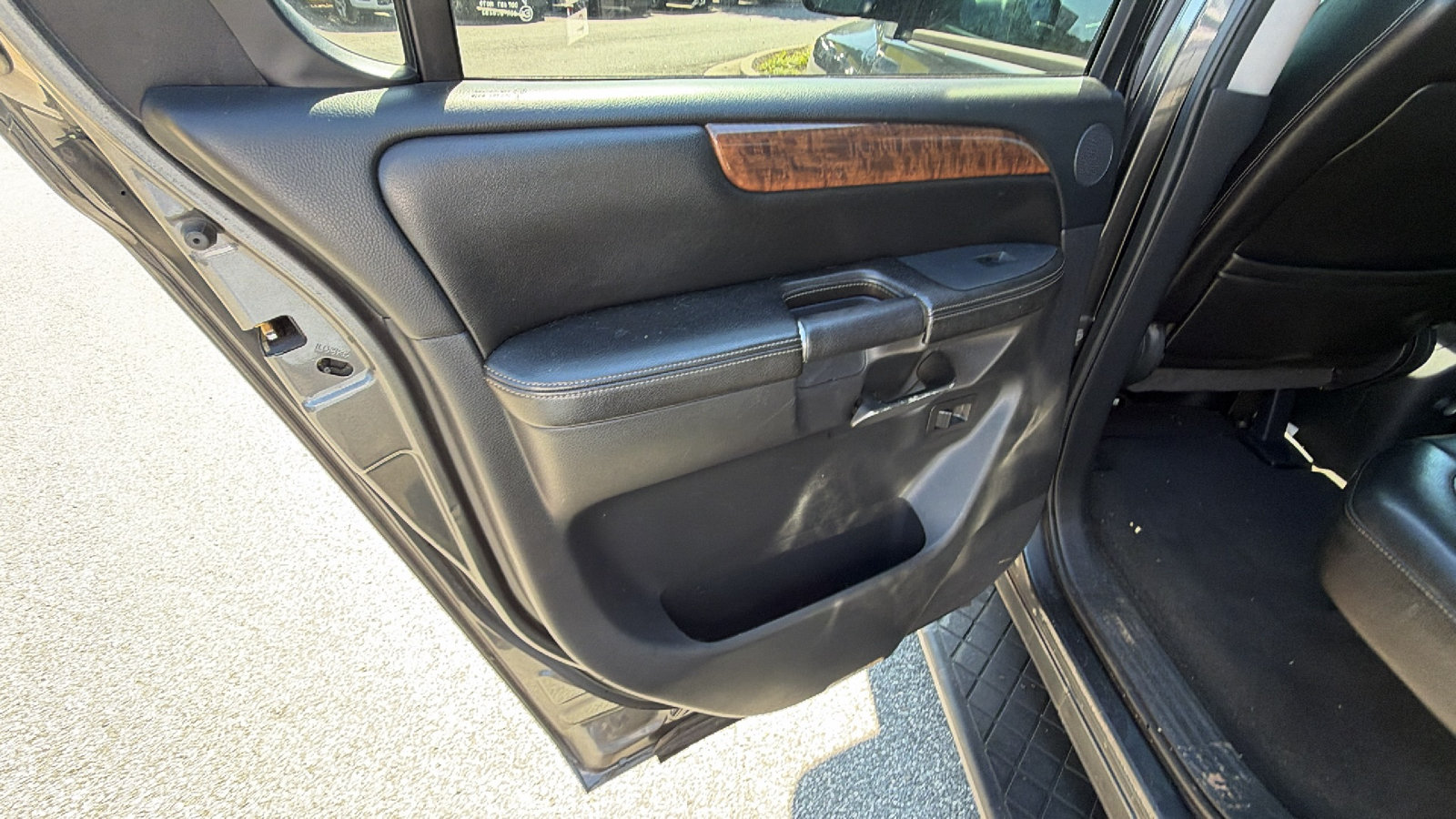 Used 2010 Nissan Armada Titanium AWD/4WD image 23