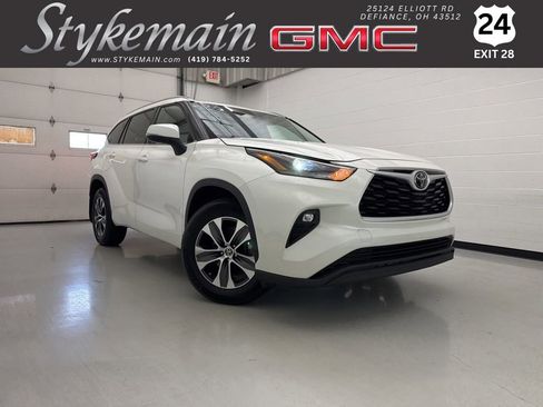 Used 2021 Toyota Highlander XLE AWD/4WD image 1