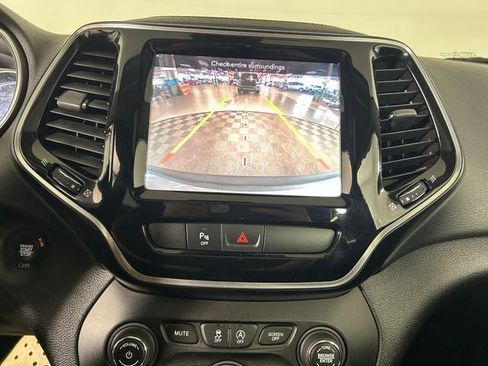 Used 2019 Jeep Cherokee Limited FWD image 23