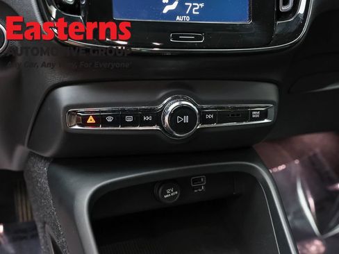 Used 2021 Volvo XC40 T4 Momentum FWD image 18